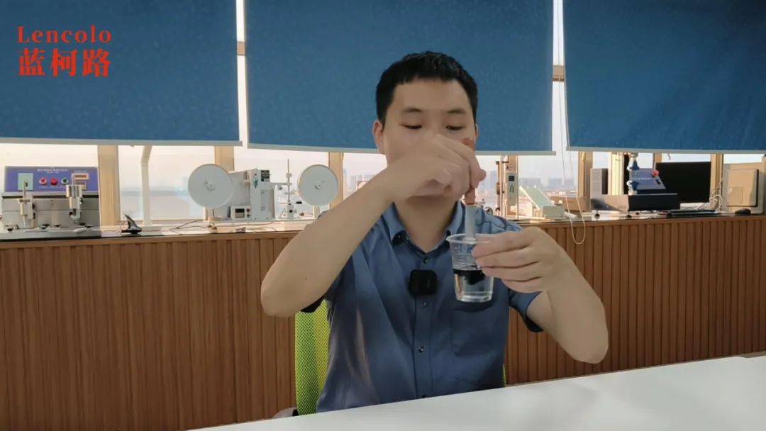 加色性好，添加一點色精或色漿即可攪拌分散均勻